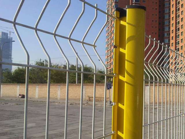 Peach Shaped Pillar Guardrail