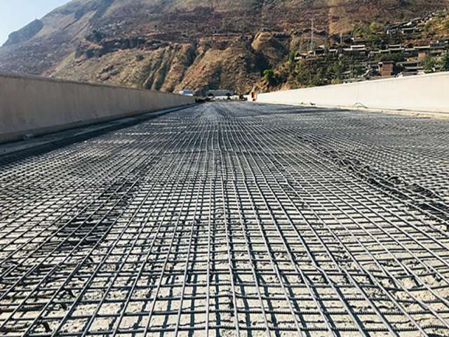 How should steel mesh be laid?